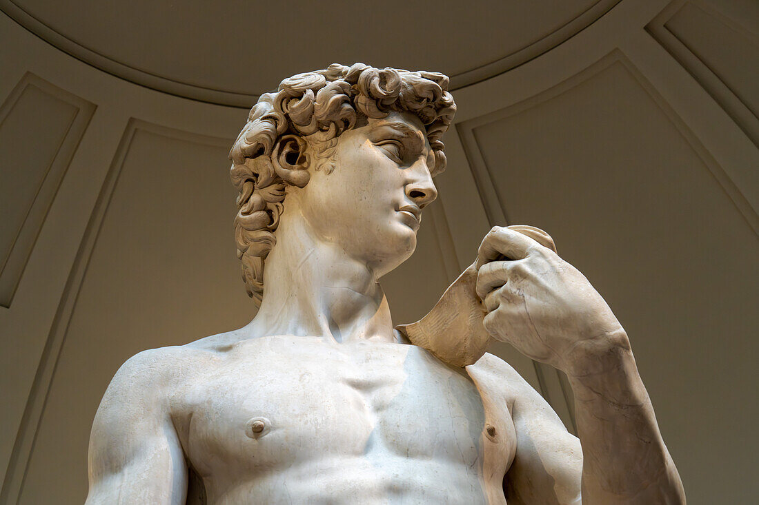 Detail der originalen David-Statue von Michelangelo in der Accademia-Galerie in Florenz, Italien.