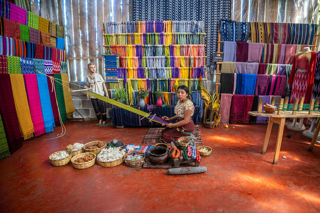 Frau bei der Herstellung von Textilien San Juan la Laguna, Atitlansee, Guatemala