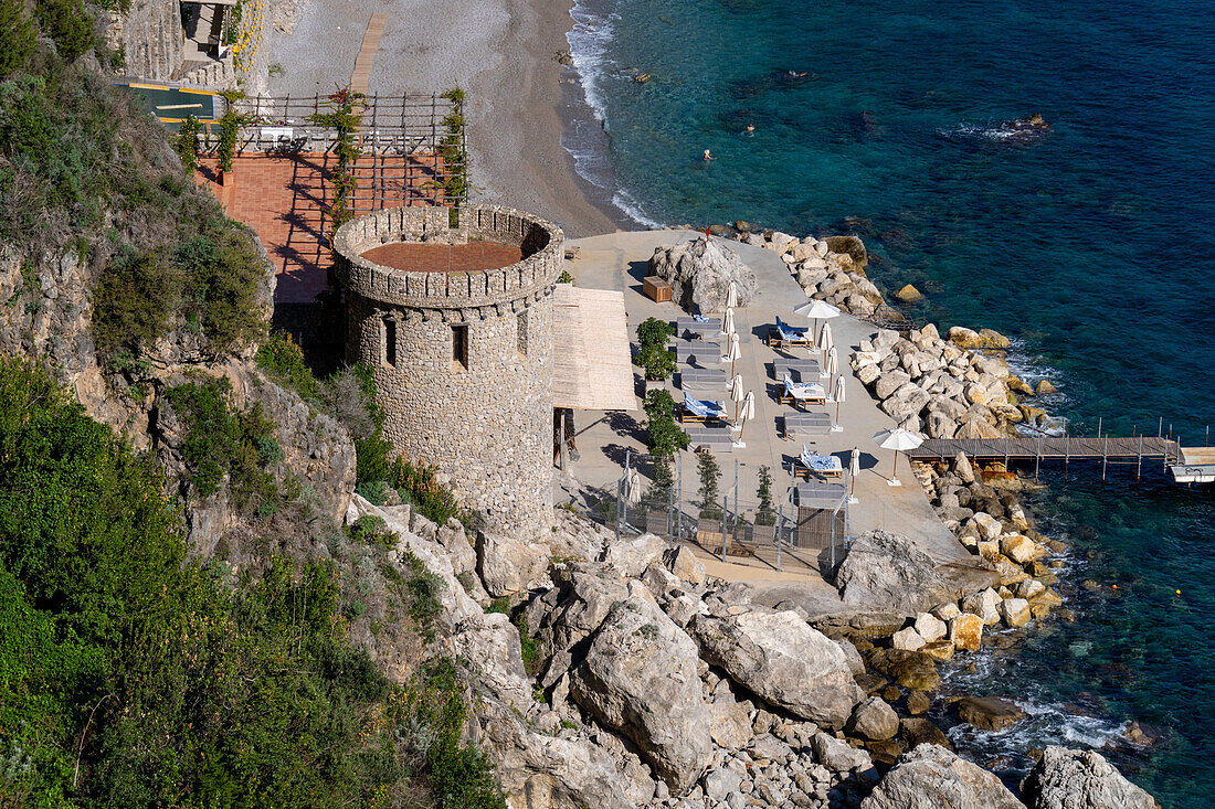 Ein sarazenischer Turm am Strand von Conca dei Marini an der Amalfiküste in Italien.