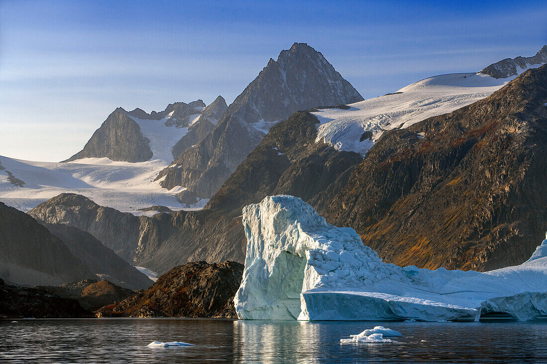 Skjoldungen Fjord. Großer Eisberg im malerischen Fjord, umgeben von schneebedeckten Bergen, Südostküste, Grönland