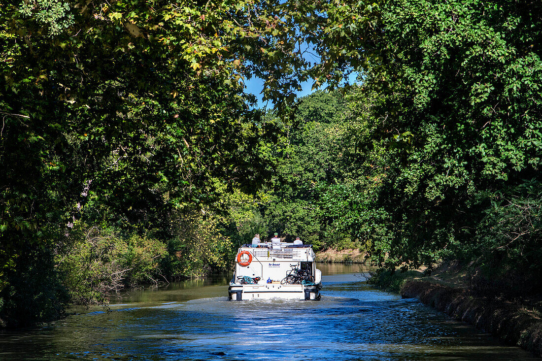 Boot im Canal du Midi bei Carcassonne Aude Südfrankreich Südliche Wasserstraße Wasserstraßen Urlauber stehen Schlange für eine Bootsfahrt auf dem Fluss, Frankreich, Europa