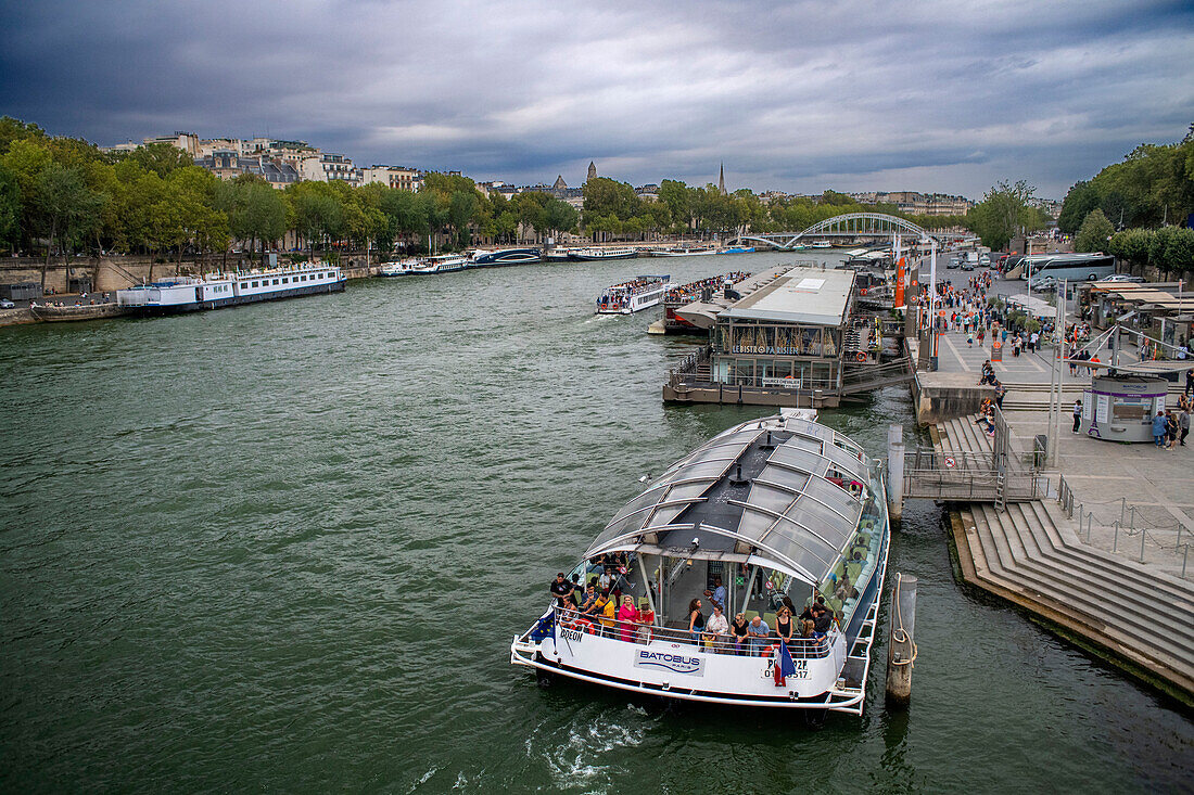 Touristisches Kreuzfahrtschiff auf der Seine, das am Pier in der Nähe des Eiffelturms festgemacht hat