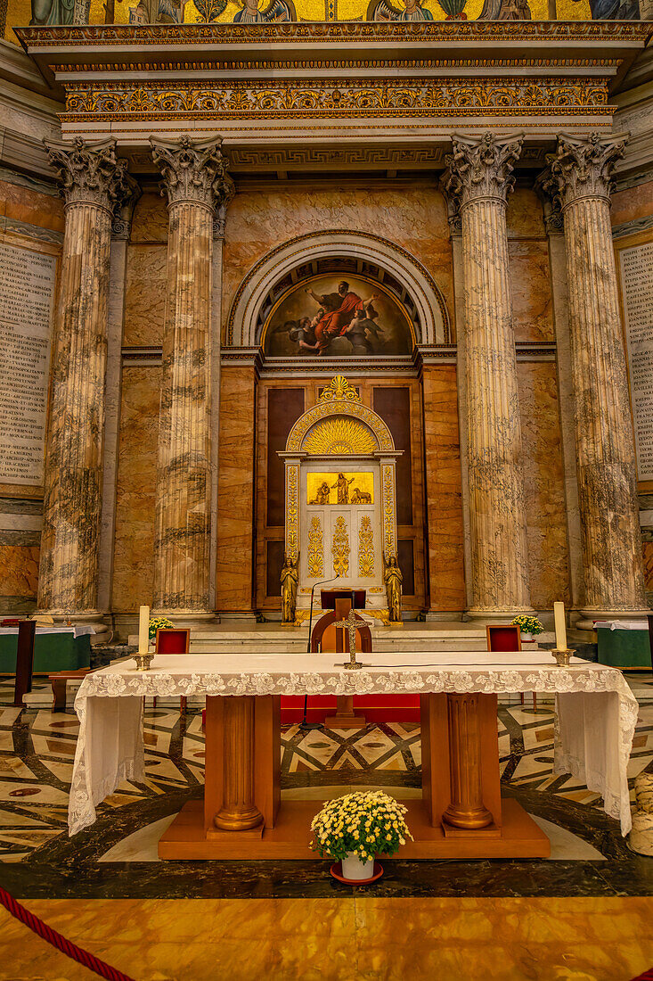 Der Altar und der Bischofsthron in der Apsis der Basilika St. Paul vor den Mauern, Rom, Italien.