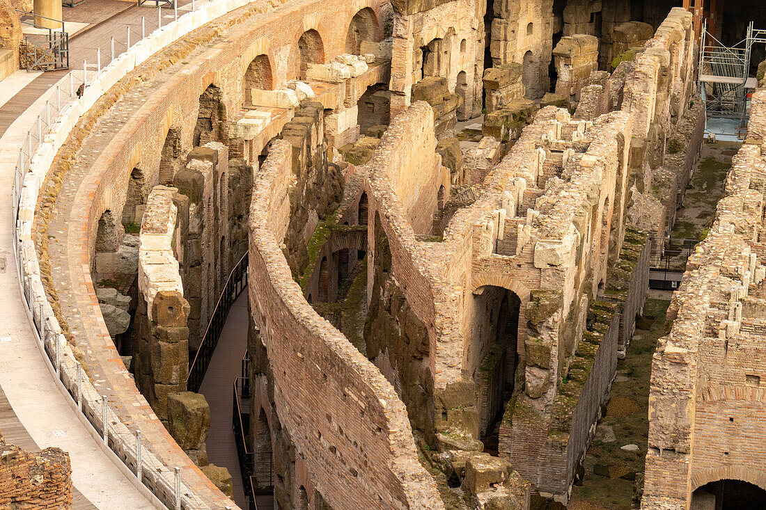 Detail des Hypogäums oder der Kellertunnel unter dem Arenaboden des römischen Kolosseums in Rom, Italien.