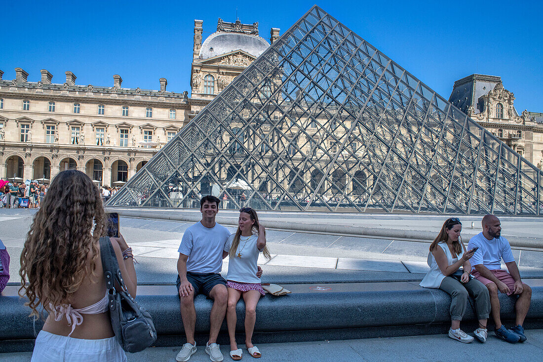 Glaspyramide im Louvre-Museum, Paris, Frankreich