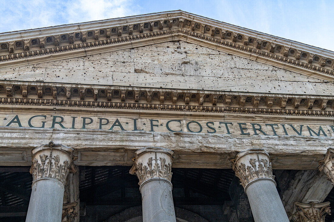 Detail der Fassade des Pantheons auf der Piazza della Rotunda in Rom, Italien.