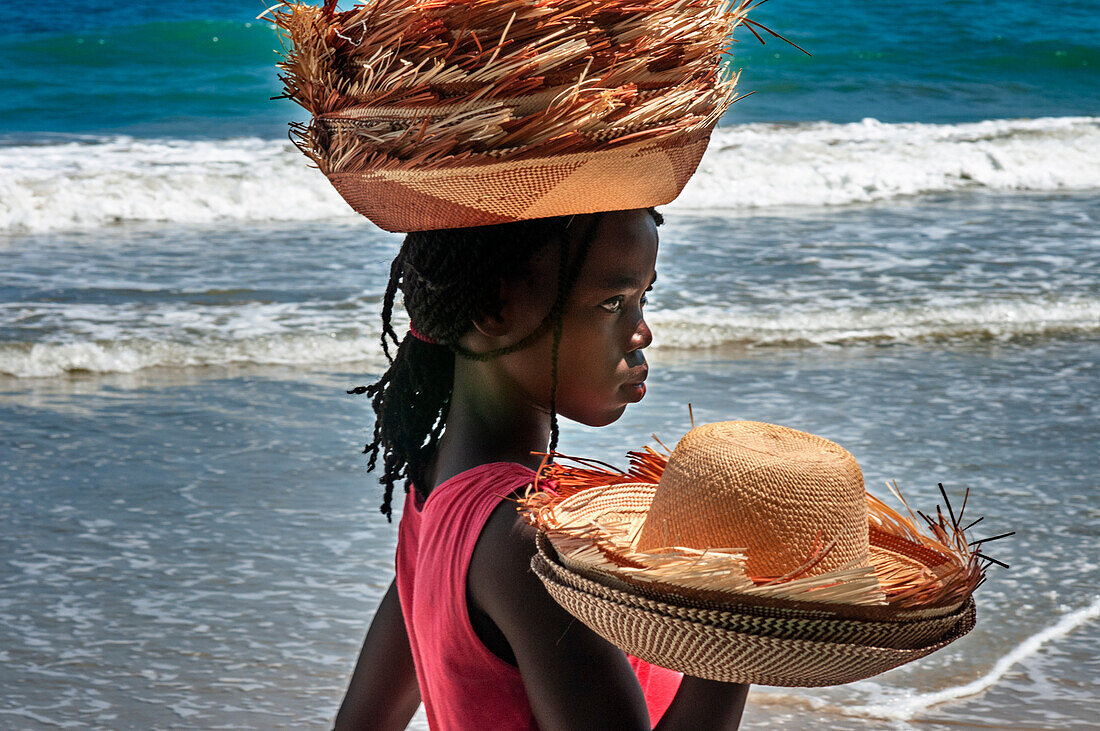 Verkäuferin von Kunsthandwerk, Hüten im Restaurant vor dem Strand von plage de Ti Mouillage in Cayes-de-Jacmel, Cayes de Jacmel, Jacmel, Haiti.