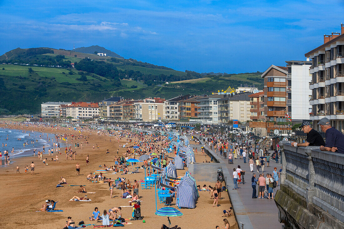 Blick entlang des Strandes von Zarautz, Gipuzkoa, Baskenland, Nordspanien, Europa