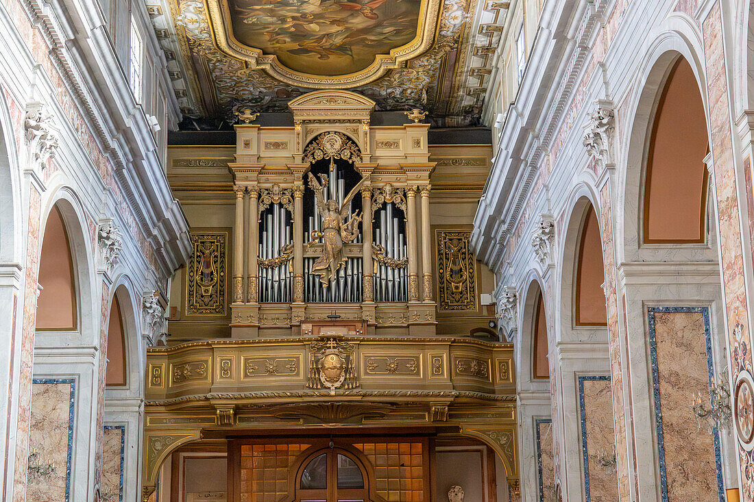 Orgelpfeifen auf der Empore der Kathedrale der Heiligen Philippus und Jakobus in Sorrento, Italien.