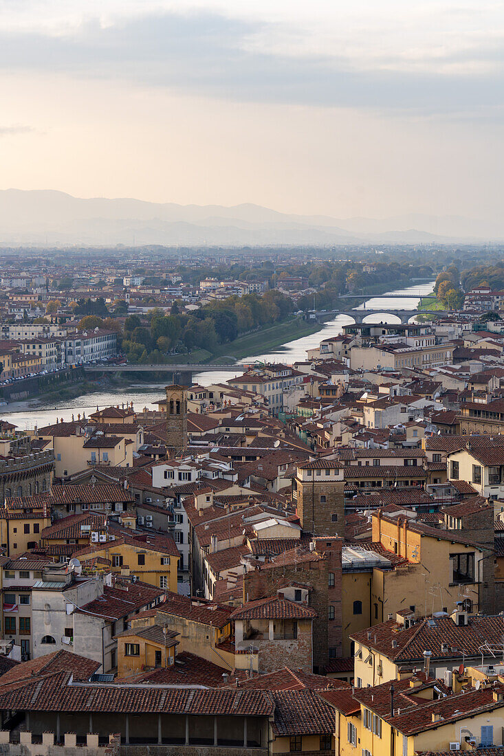 Blick über Florenz und den Fluss Arno vom Turm des Palazzo Vecchio in Florenz, Italien.