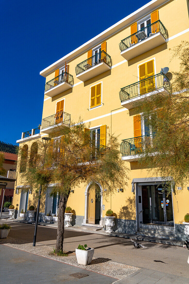 Ein farbenfrohes Hotel im Stadtteil Fegina von Monterosso al Mare, Cinque Terre, Italien.