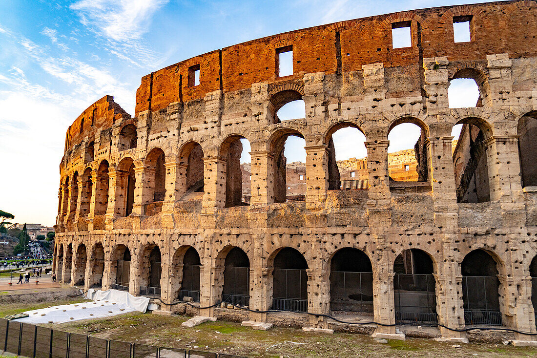 Das antike römische Kolosseum oder flavische Amphitheater im goldenen Licht des Sonnenuntergangs in Rom, Italien.