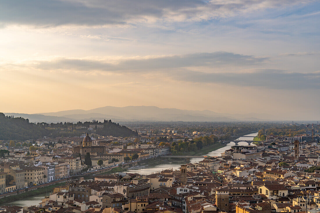 Blick über Florenz und den Fluss Arno vom Turm des Palazzo Vecchio in Florenz, Italien.