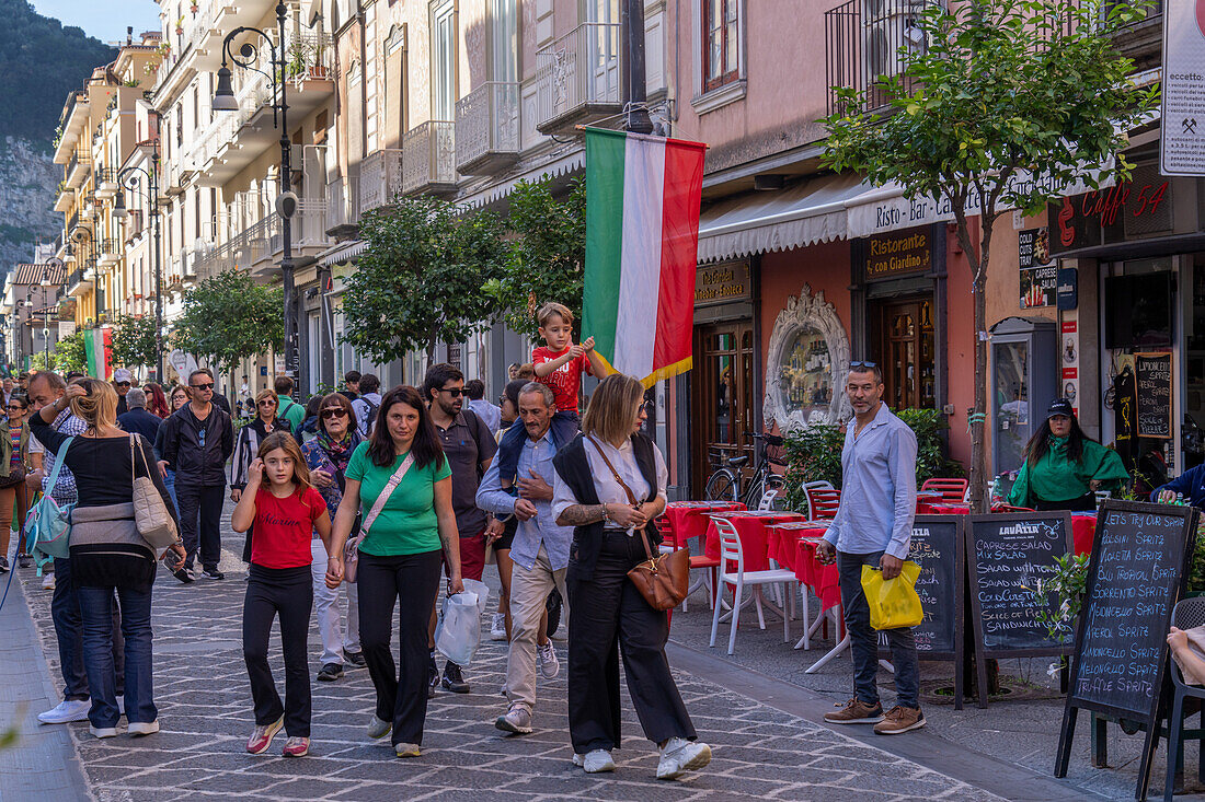 Menschen auf dem Corso Italia, einer Fußgängerzone im historischen Zentrum von Sorrento, Italien.