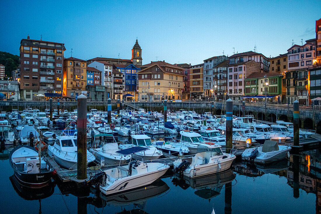 Altstadt und Fischereihafen von Bermeo in der Provinz Biskaya im Baskenland in Nordspanien.