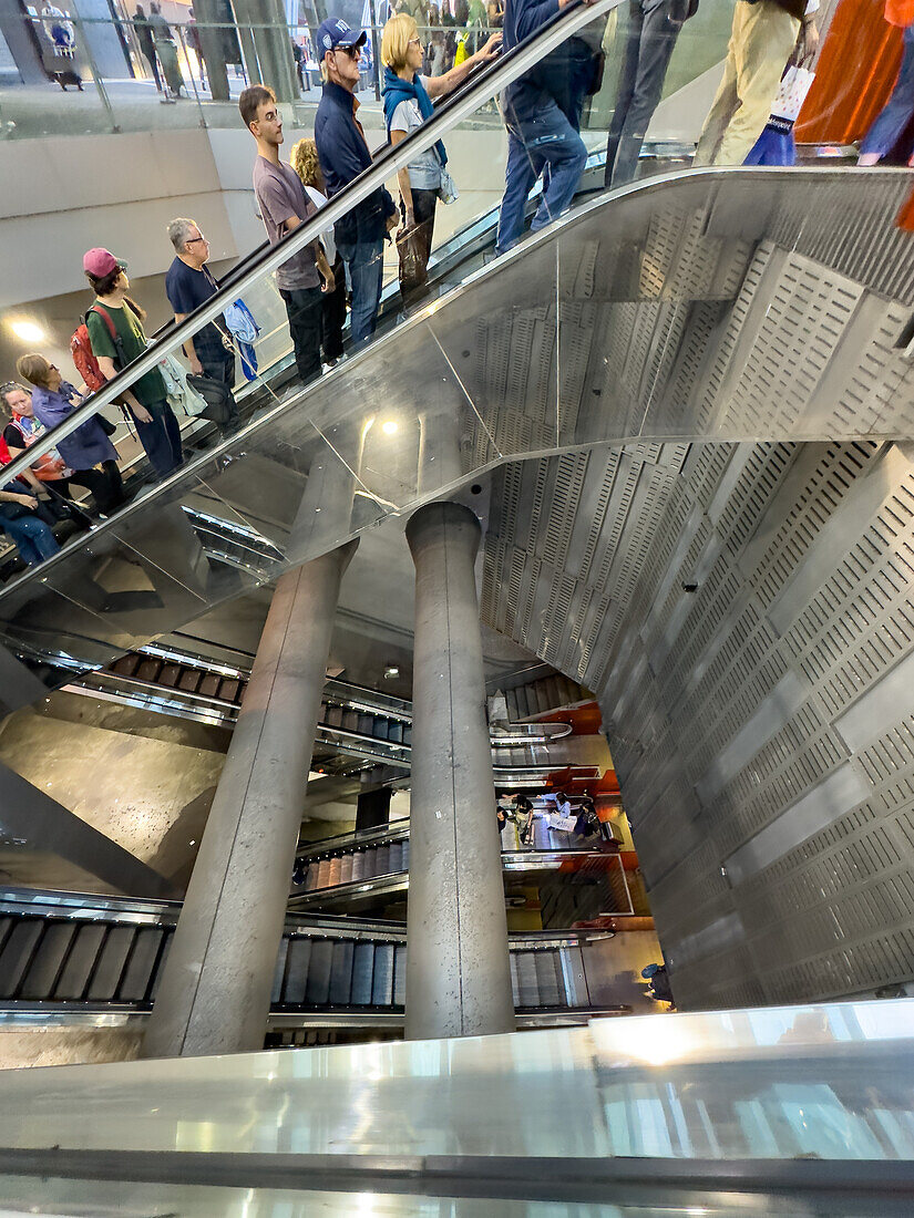 Rolltreppen in der U-Bahn-Station Garibaldi in Neapel, Italien.