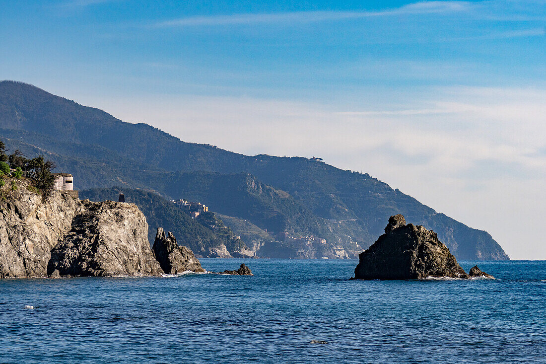 Die zerklüftete Küste des Lingurischen Meeres entlang der Cinque Terre in Italien.