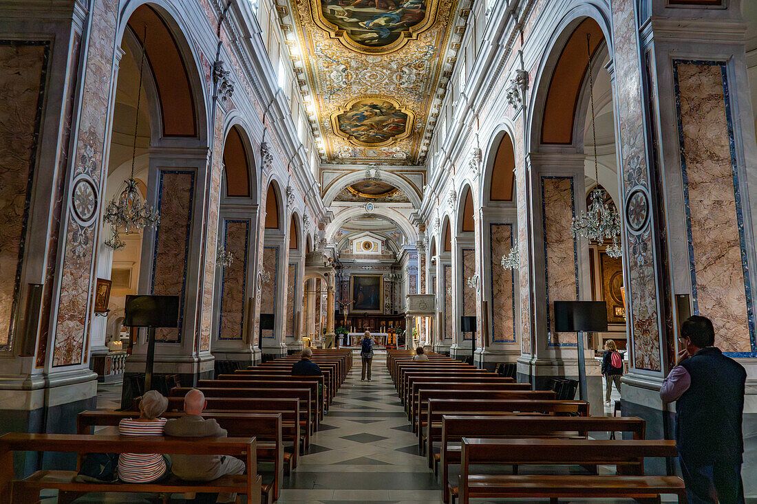 Das Kirchenschiff der Kathedrale der Heiligen Philippus und Jakobus in Sorrento, Italien.