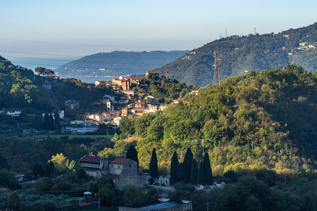 Das Dorf Codena in den Ausläufern der Apuanischen Alpen, in der Nähe von Carrara, Italien. Dahinter ist das Ligurische Meer zu sehen.