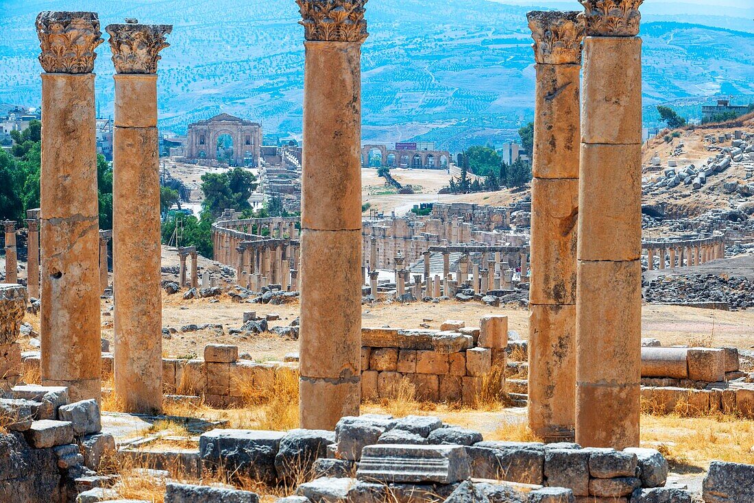 Cella des Artemis-Tempels, römische Tempel in Jerash, Jordanien. Alte griechisch-römische Säulen säumen die Kopfsteinpflasterstraßen an einem warmen Sommertag in Jerash.