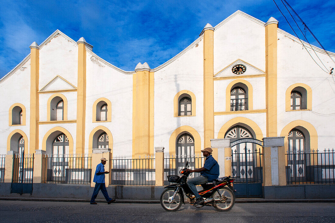 Église Baptiste Tabernacle church local houses in the historic colonial old town, Jacmel city center, Haiti, West Indies, Caribbean, Central America