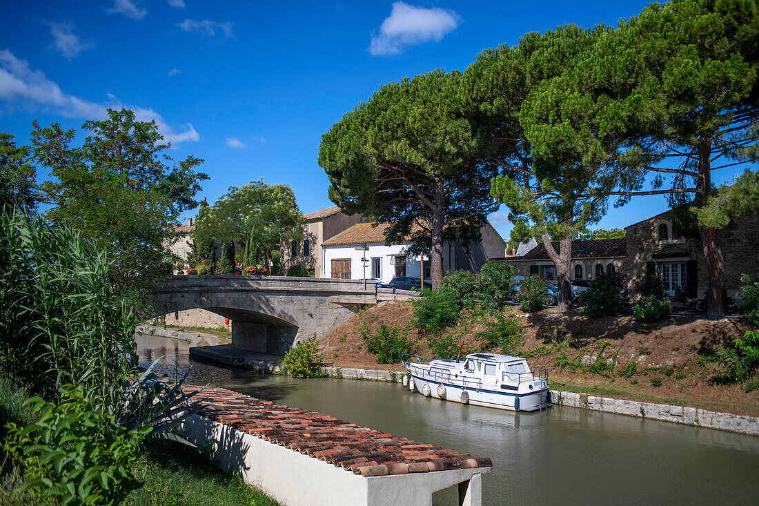 Canal du Midi at Poilhes Aude South of France southern waterway waterways holidaymakers queue for a boat trip on the river, France, Europe