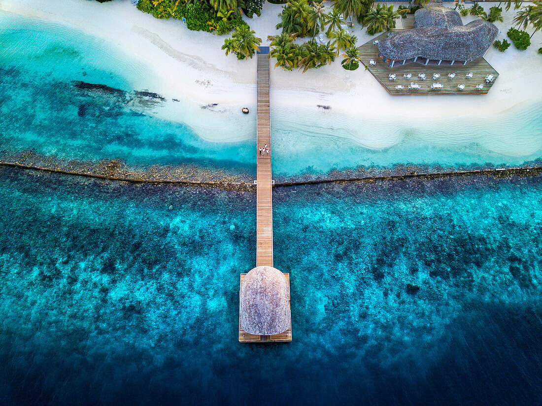 Luftaufnahme des Outrigger Maldives Maafushivaru Luxusresorts, South Ari Atoll Region Malediven