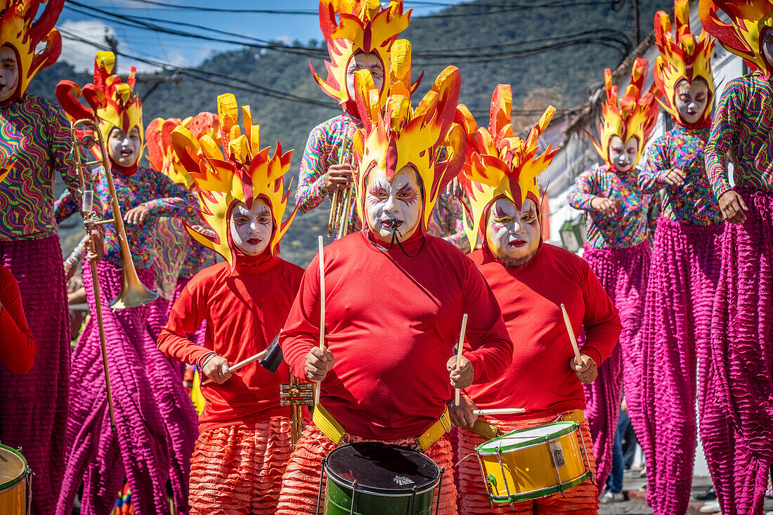 Fest der Verbrennung des Teufels - La Quema del Diablo - in Antigua, Guatemala