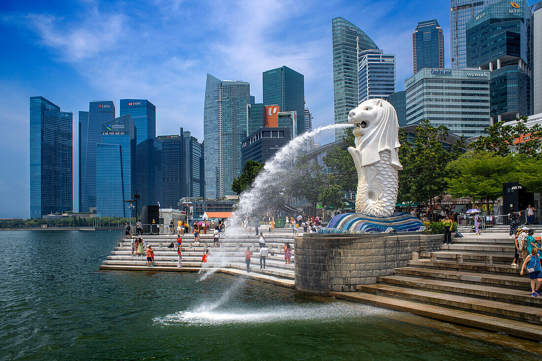 The Merlion Statue, symbol of Singapore, overlooking Marina Bay, Merlion Park, Singapore City, Singapore