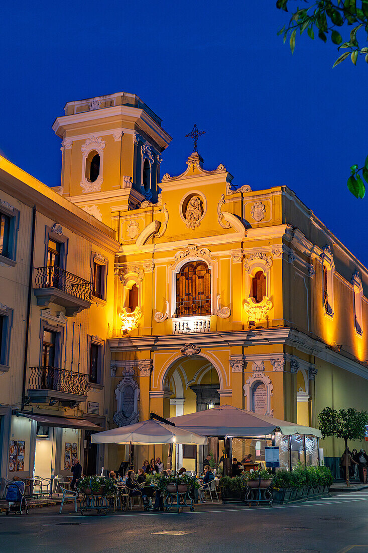 Fassade des Heiligtums der Madonna del Carmine in Sorrent, Italien, in der Abenddämmerung.