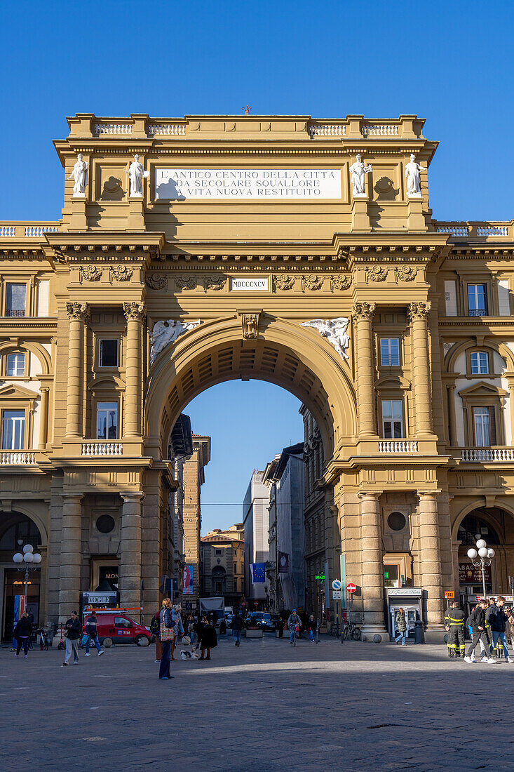 Die Via degli Strozz betritt die Piazza della Repubblica durch den Palazzo dell' Arcone di Piazza. Florenz, Italien