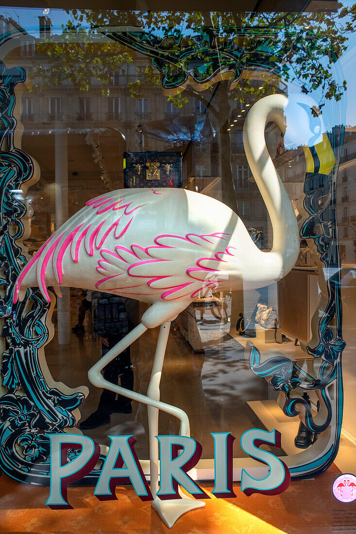 Paris, Frankreich, Menschen beim Einkaufen, französisches Luxusmodegeschäft, Louis Vuitton, Detail, Schwan im Schaufenster, Avenue Champs Elysees