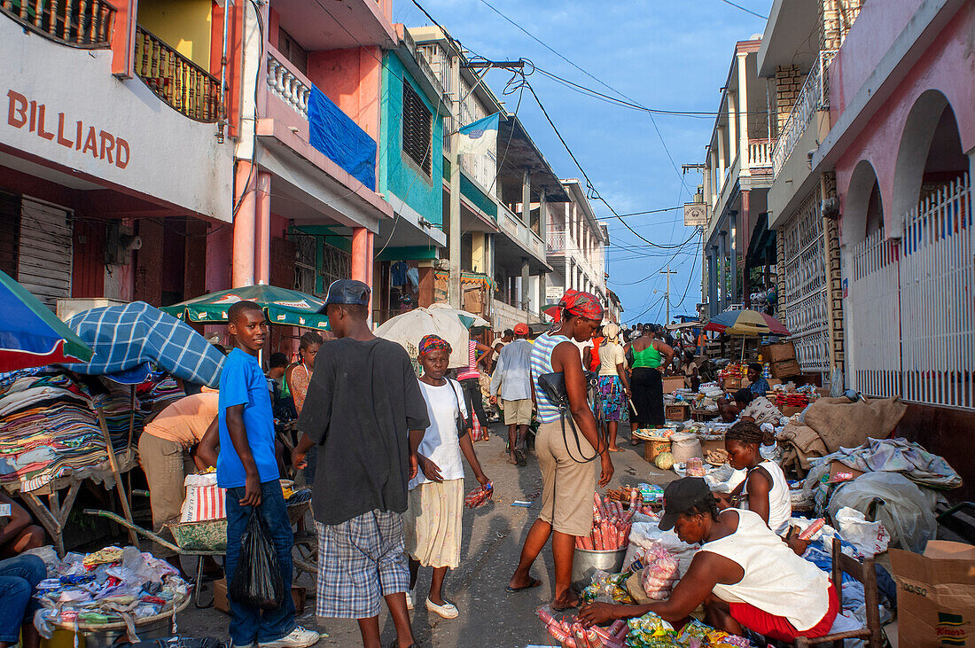 Lokaler Markt und Häuser in der historischen kolonialen Altstadt, Stadtzentrum von Jacmel, Haiti, Westindien, Karibik, Mittelamerika