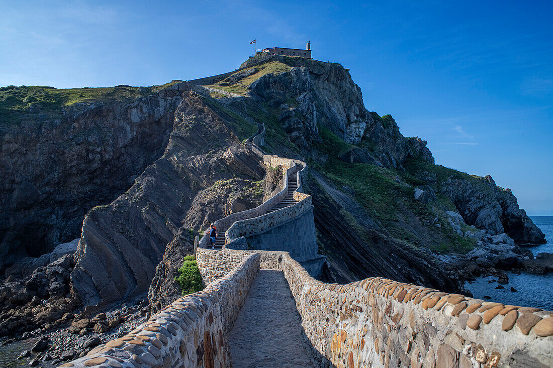 San Juan de Gaztelugatxe, Drachenstein in Game of Thrones, Brücke und Steintreppe, Bermeo, Baskenland, Euskadi, Euskaerria, Spanien.