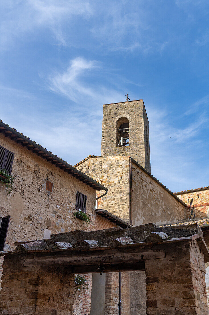 Der Campanile oder Glockenturm der Collegiata di Santa Maria Assunta in der mittelalterlichen Stadt Gimignano, Italien. Von der Galerie des Palazzo Comunale aus gesehen.