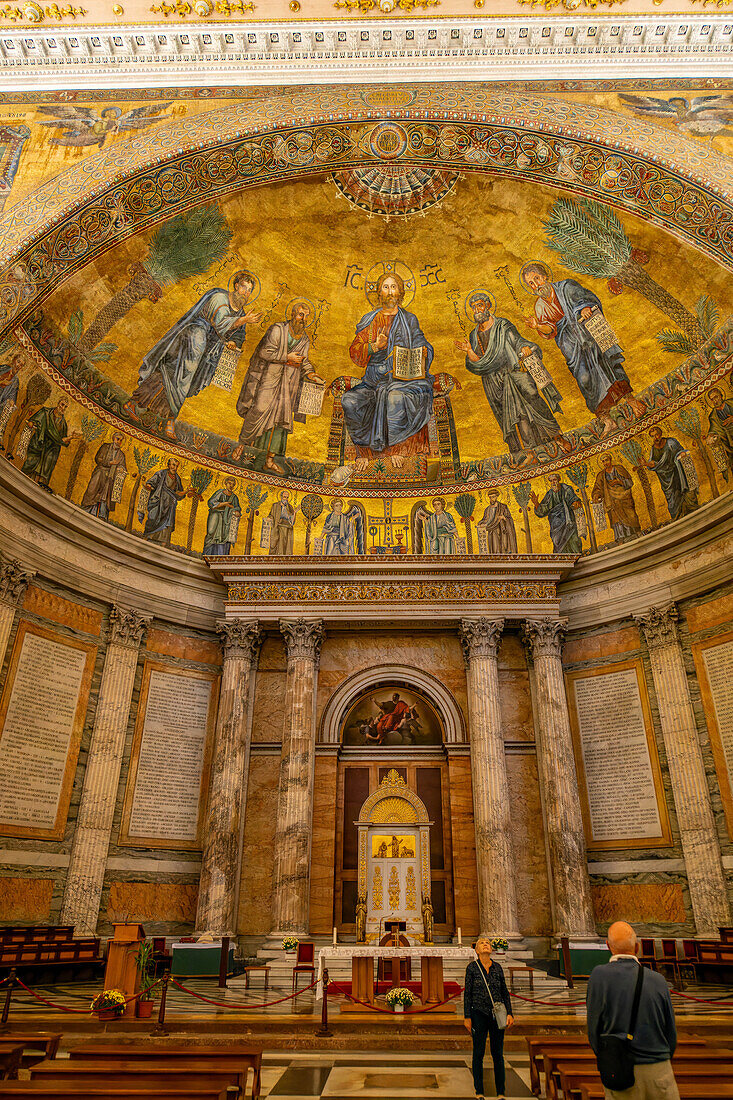 Die Apsis und der Bischofsthron in der Basilika St. Paul vor den Mauern, Rom, Italien.