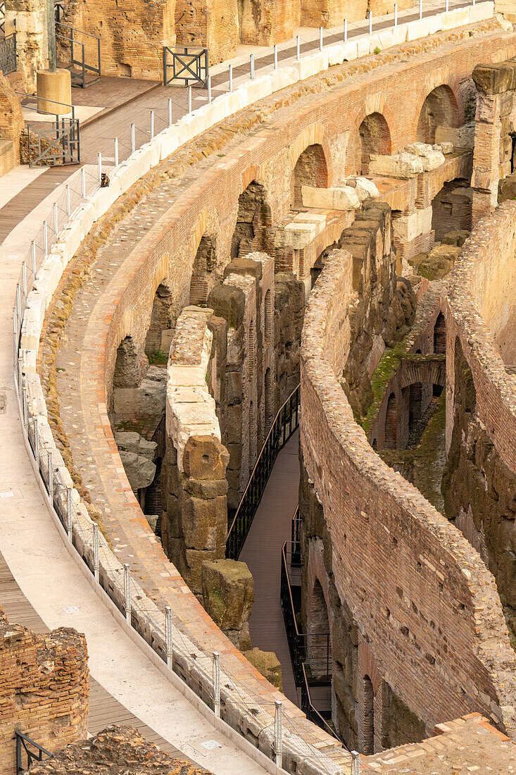 Detail des Hypogäums oder der Kellertunnel unter dem Arenaboden des römischen Kolosseums in Rom, Italien.