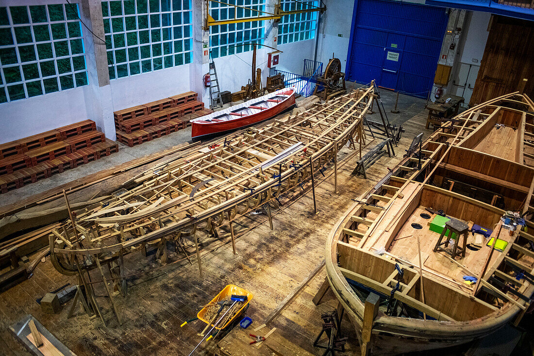 Albaola-Museum, Rekonstruktion eines historischen Walfangboots im baskischen Hafen von Pasaia, Gipuzkoa, Spanien.