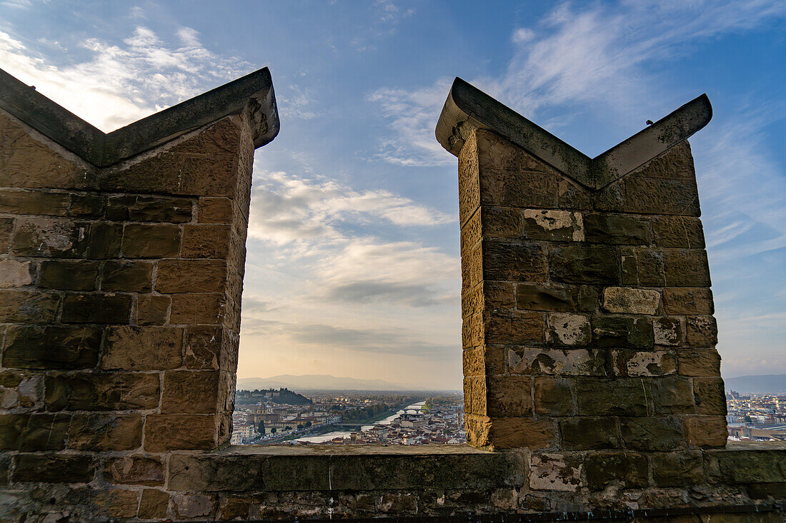 Blick auf den Fluss Arno durch die Zinnen des Turms des Palazzo Vecchio, Florenz, Italien.