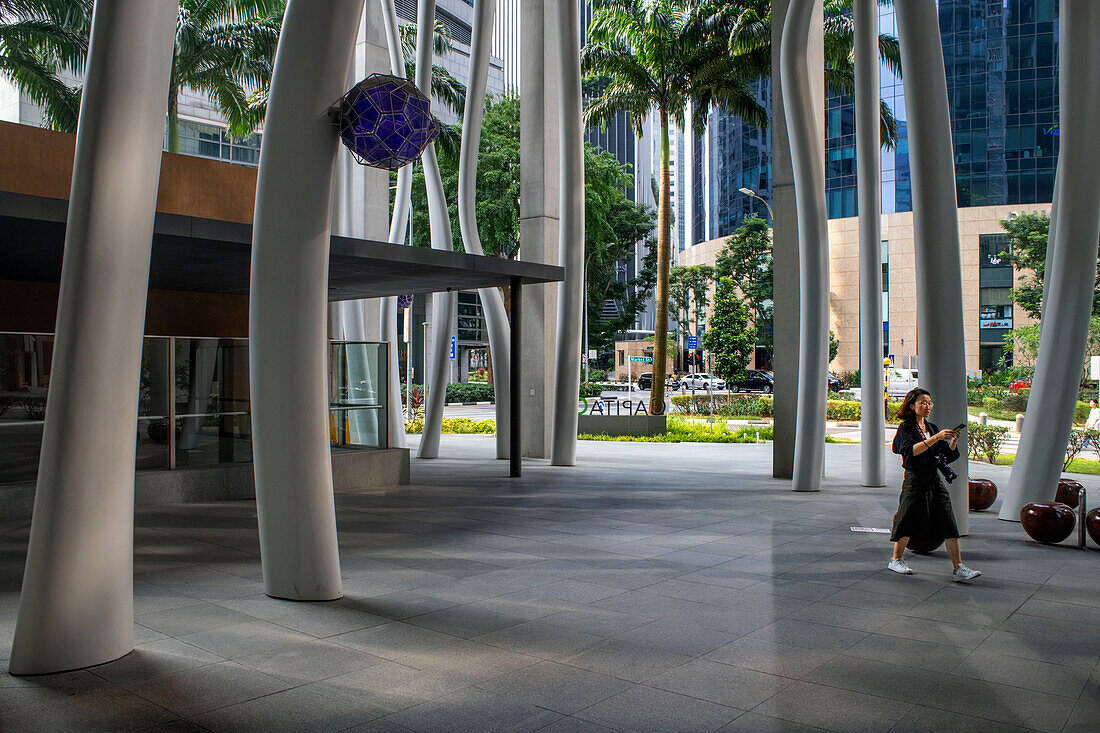 Der Eingangsbereich des CapitaGreen Building (Market Street Tower) in der Market Street, Chinatown, Singapur, mit Säulen, die an Baumstämme erinnern