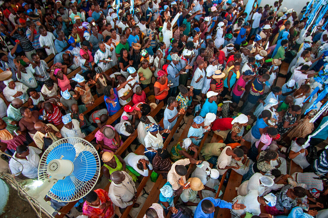 Im Inneren der Kirche Unserer Lieben Frau vom Berge Karmel. Haiti Voodoo-Festival in Saut d'Eau, in Saut d'Eau, Ville Bonheur, Haiti. Tausende von Vodou- und katholischen Anhängern versammelten sich unter dem Wasserfall von Saut d'Eau in Haiti. Die Wallfahrt, die sowohl von Voodou-Anhängern als auch von Katholiken unternommen wird, hat ihren Ursprung in der Sichtung des Bildes der Jungfrau Maria auf einem Palmblatt in der Nähe des Wasserfalls vor einem halben Jahrhundert. Der Katholizismus und die Voodou-Praktiken sind in ihrer haitianischen Form für immer miteinander verwoben. Das Erscheinen 