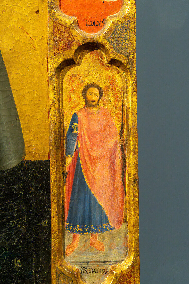 Detail aus dem Rahmen der Madonna des Gürtels von Manzini in der Accademia-Galerie in Florenz, Italien. Dargestellt ist der Heilige Sebastian.