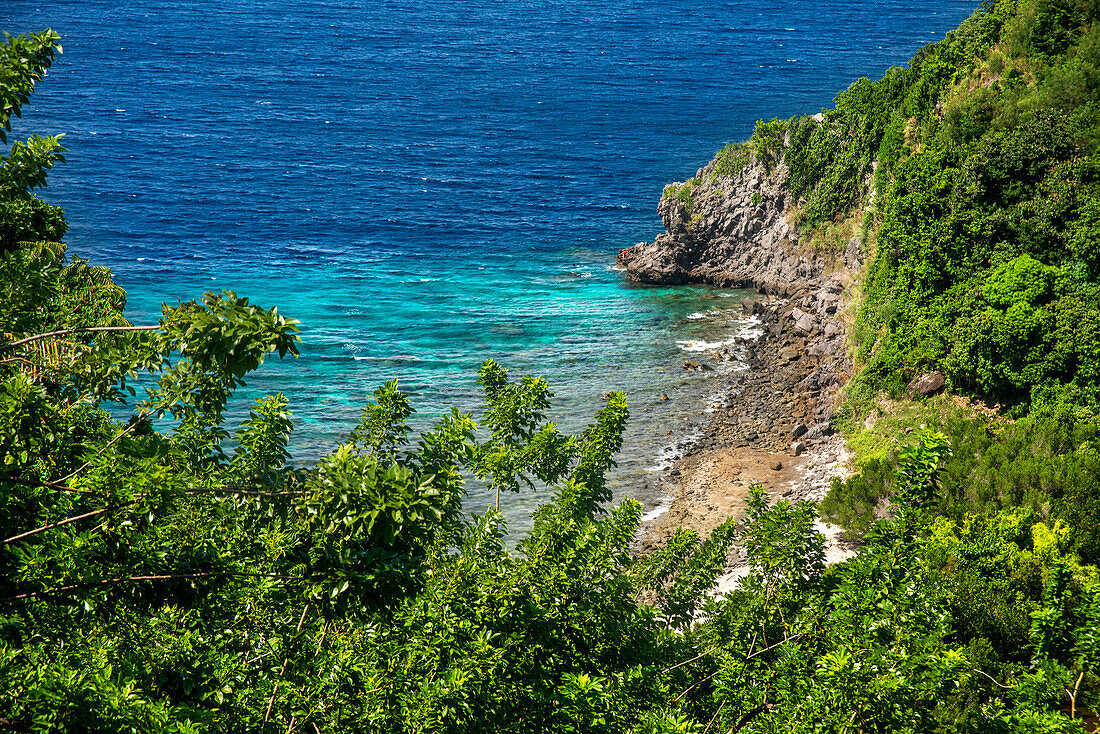 Felsige Küste der Insel Apo, Dauin, Negros Oriental, Philippinen.