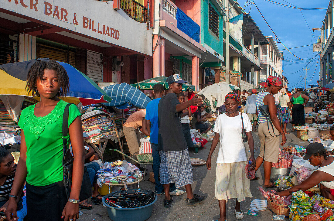 Lokaler Markt und Häuser in der historischen kolonialen Altstadt, Stadtzentrum von Jacmel, Haiti, Westindien, Karibik, Mittelamerika