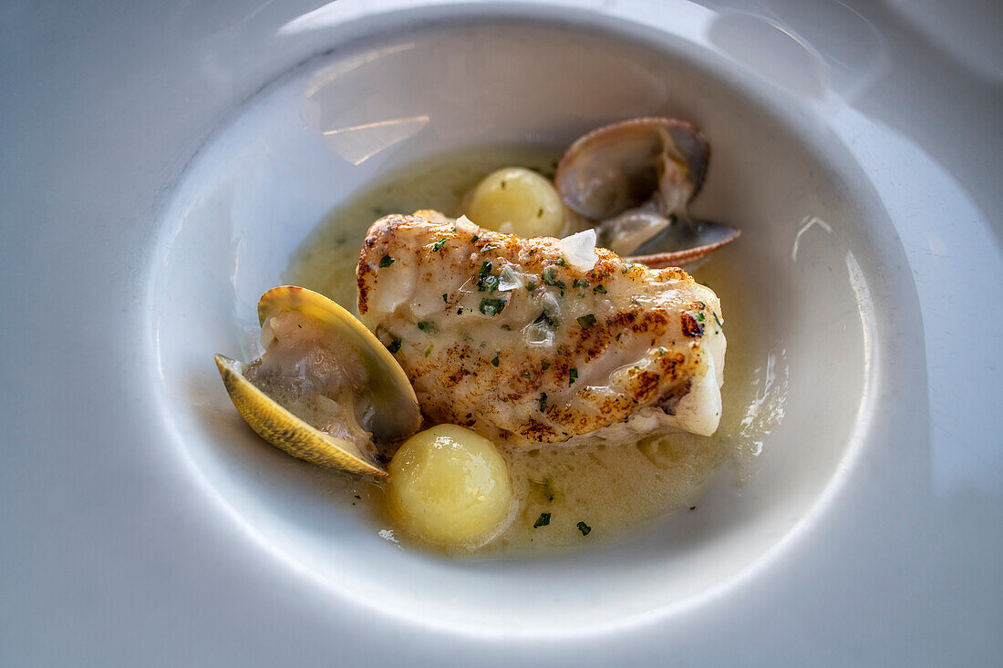 Fisch, Seeteufel Marinara Gericht im Bokado Restaurant von Mikel Santamaria renommierten Michelin-Sternekoch auf dem Boden des Urgull Bereich. San Sebastian Donostia Historisches Zentrum. Guipuzcoa. Baskenland. Spanien. Europa