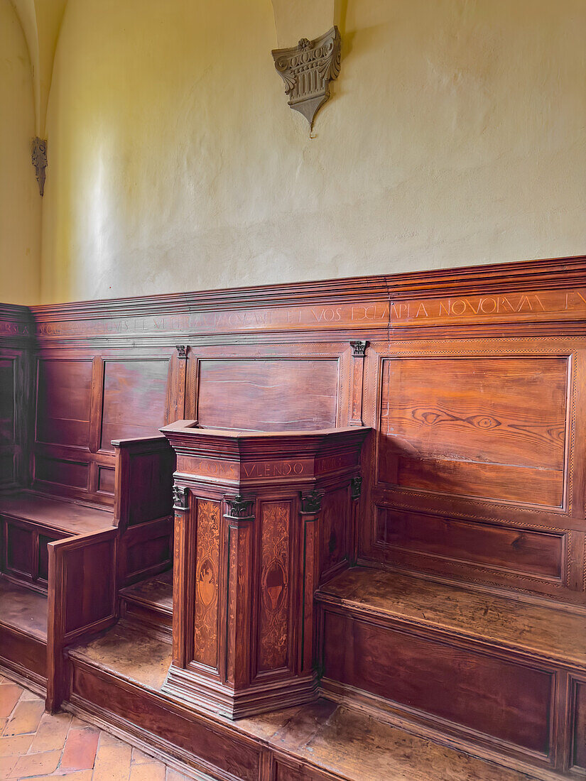 Der Saal der Geheimen Audienz im Palazzo Comunale oder Rathaus aus dem 13. Jahrhundert in San Gimignano, Italien. Die Holzarbeiten stammen aus dem Jahr 1475 n. Chr.