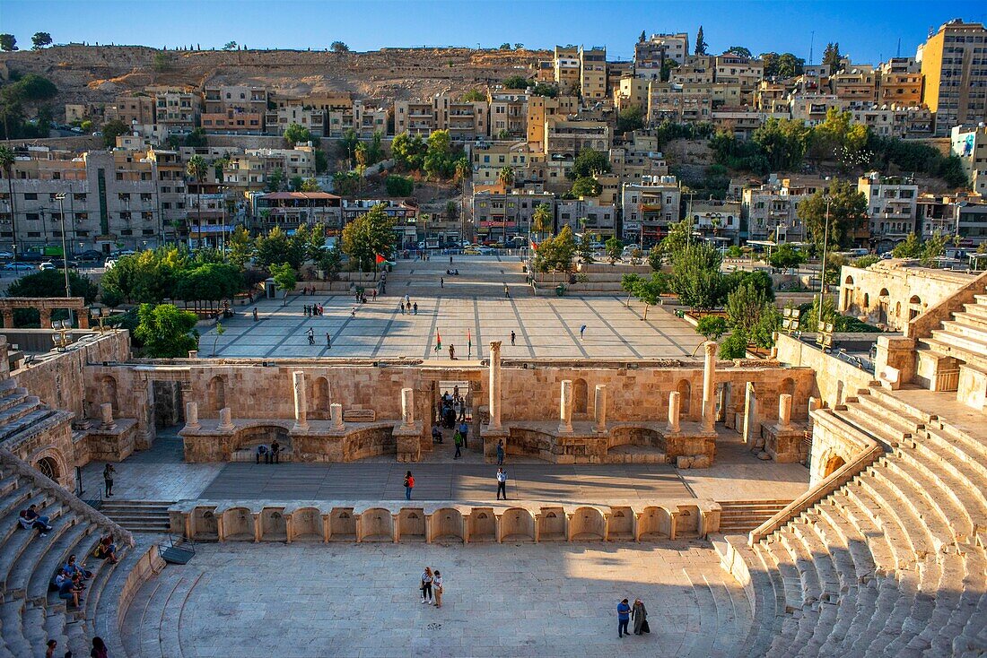 Römisches Amphitheater und Stadtansicht der Hauptstadt Amman, Jordanien, Naher Osten, Asien