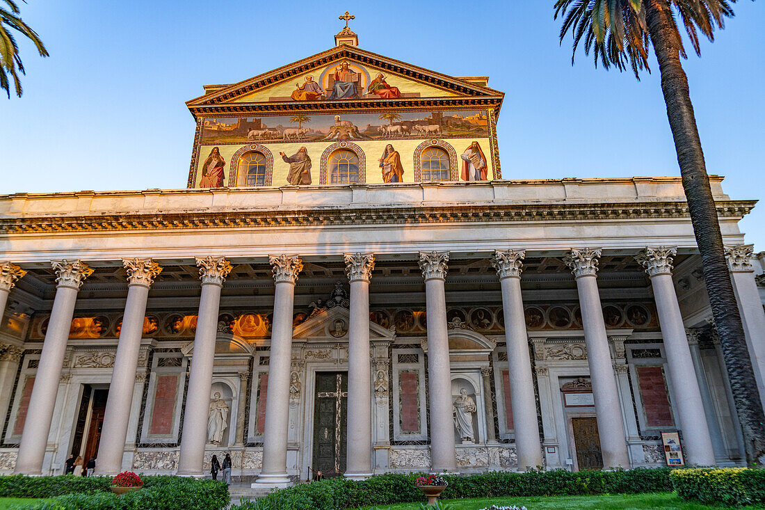 Der Portikus des Narthex und die Fassade der Basilika St. Paul vor den Mauern, Rom, Italien.