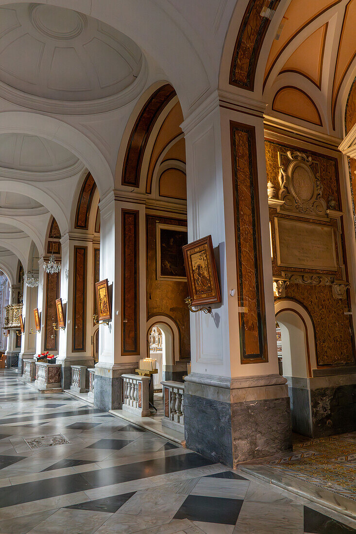 Ein Seitenschiff der Kathedrale der Heiligen Philippus und Jakobus in Sorrento, Italien.