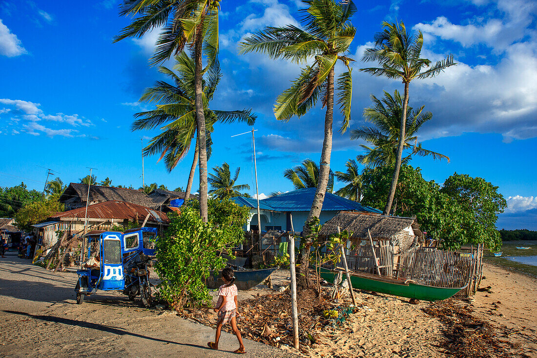 Boote und Häuser im Dorf Ermita in der Nähe des Strandes der Insel Sipaway, San Carlos City, Negros Occidental, Philippinen